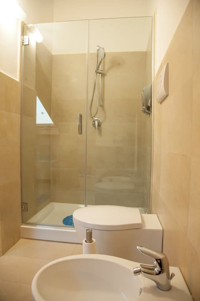 Classic Twin Room, 2 Twin Beds, Shared Bathroom