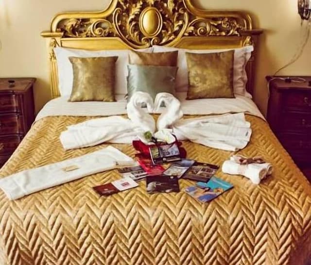 Double Room, Bathtub (Donna Regina)
