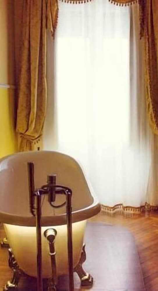 Double Room, Bathtub (Donna Regina)