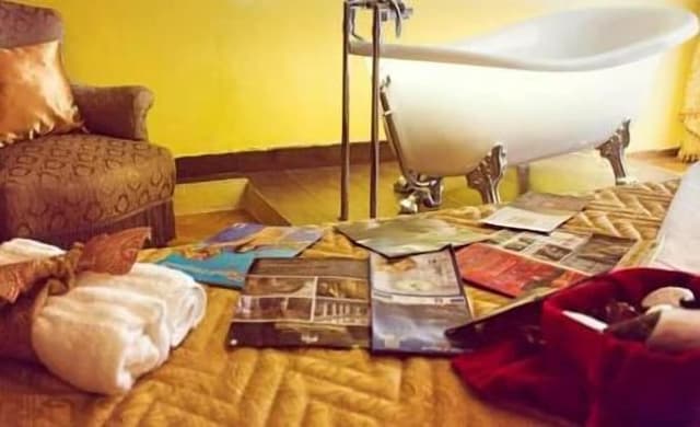 Double Room, Bathtub (Donna Regina)
