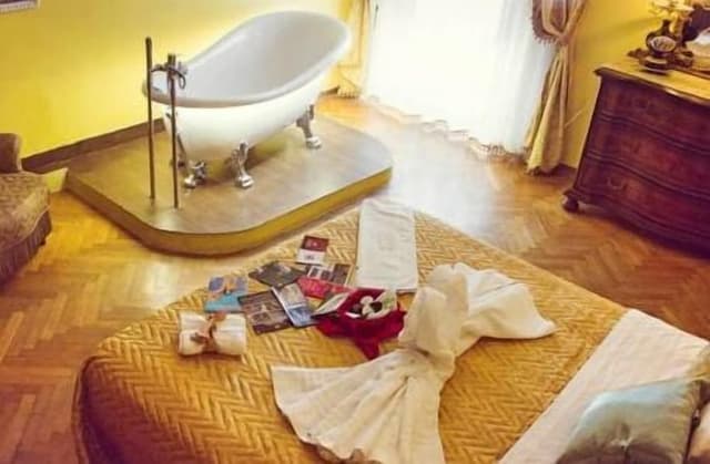 Double Room, Bathtub (Donna Regina)