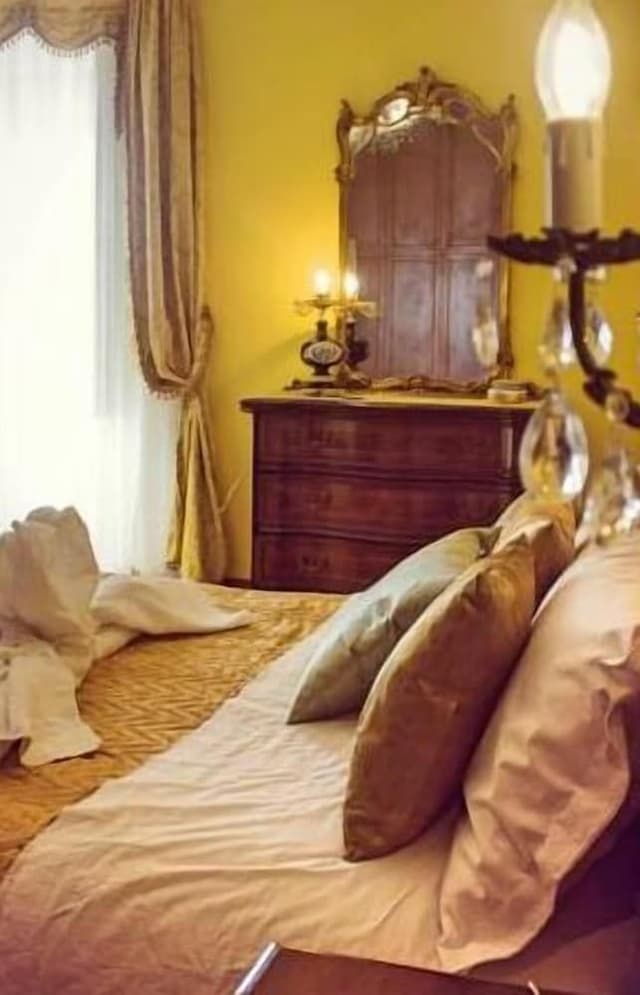 Double Room, Bathtub (Donna Regina)