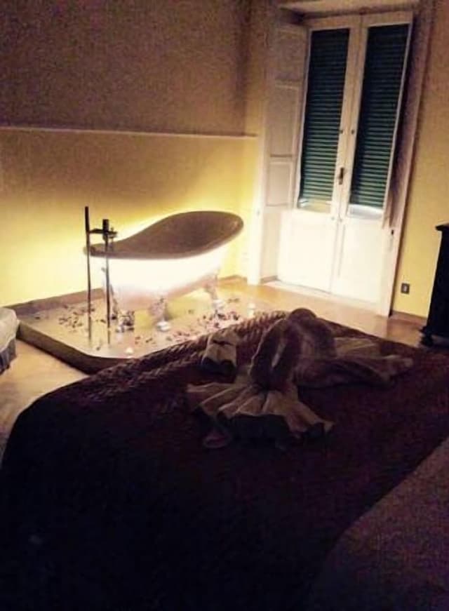 Double Room, Bathtub (Donna Regina)