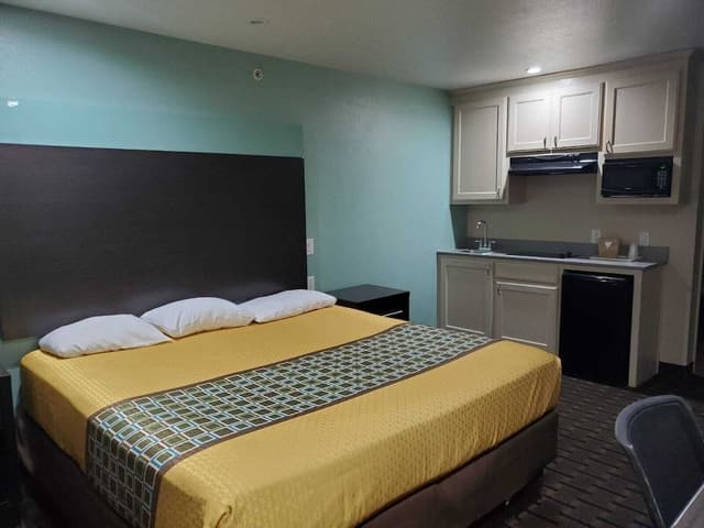 Single Room, 1 King Bed, Kitchenette Smoking