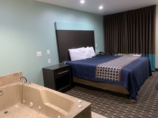 Room, 1 King Bed, Hot Tub Non Smoking