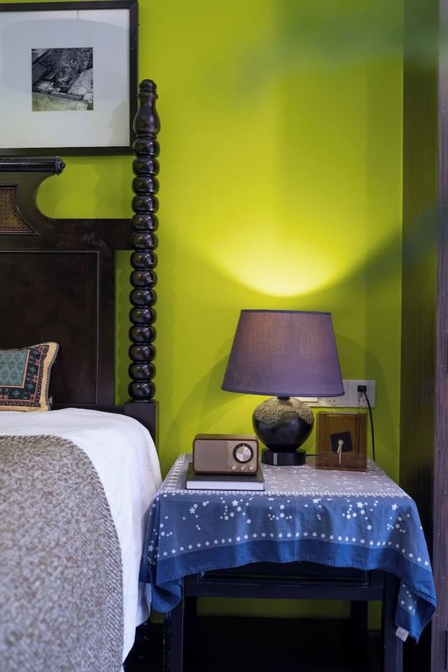 Elite Room, 1 Queen Bed, Courtyard View, Courtyard Area