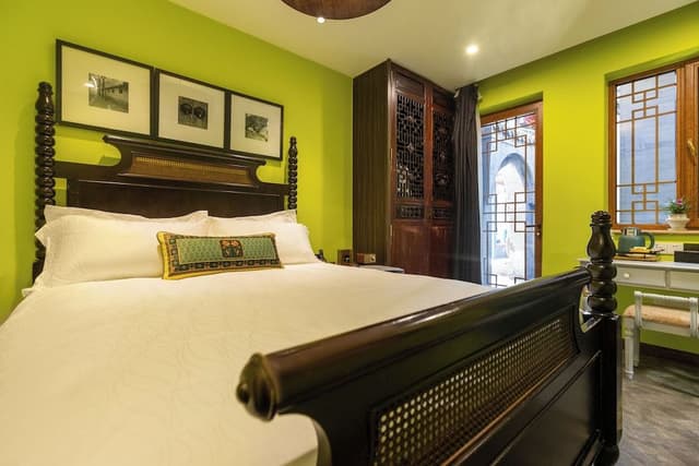 Elite Room, 1 Queen Bed, Courtyard View, Courtyard Area