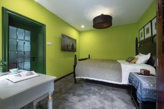 Elite Room, 1 Queen Bed, Courtyard View, Courtyard Area