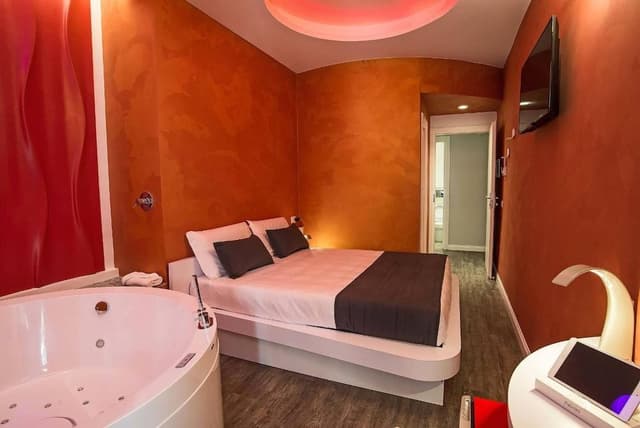 Suite, Jetted Tub