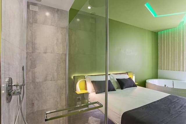 Suite, Jetted Tub