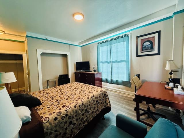 Standard Room, 1 Queen Bed, Private Bathroom