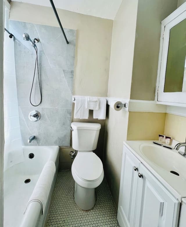 Standard Room, 1 Queen Bed, Private Bathroom