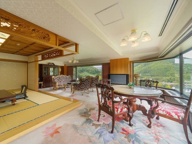 Annex Building Suite Room Non-Smoking