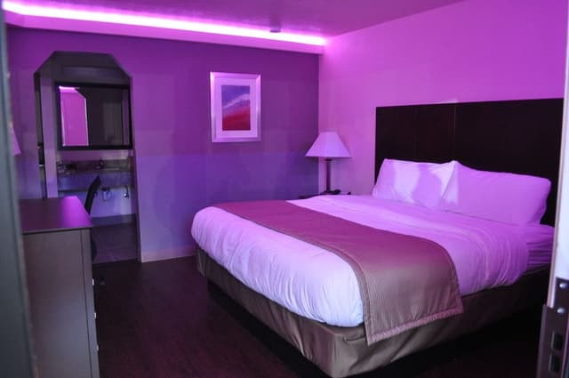 Room, 1 King Bed, Smoking