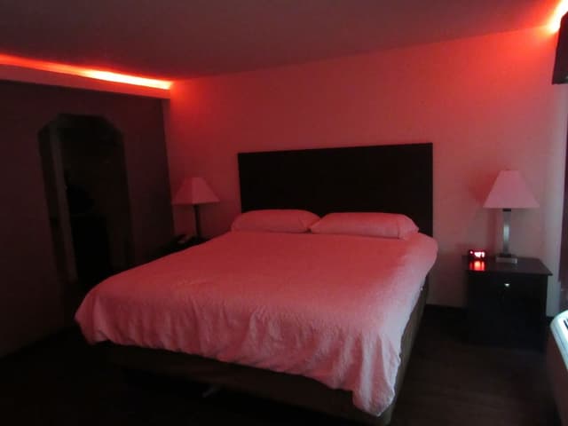 Room, 1 King Bed, Smoking
