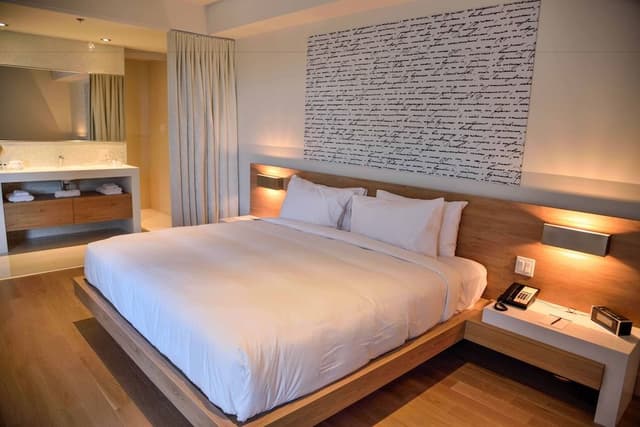 Junior Suite, 1 King Bed, Lake View