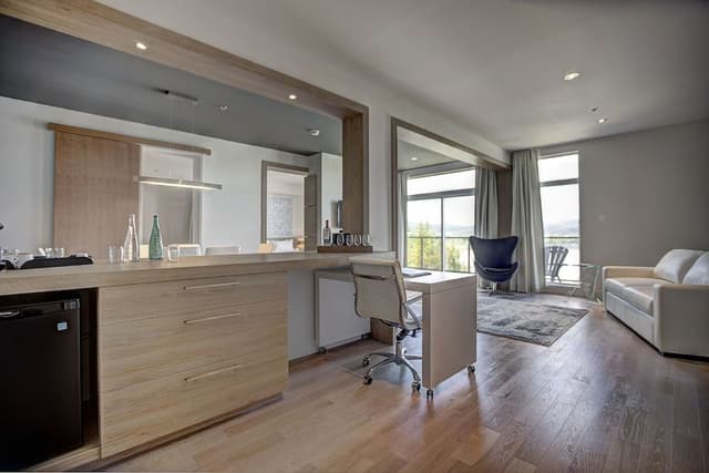 Executive Suite, 1 King Bed with Sofa bed, Lake View