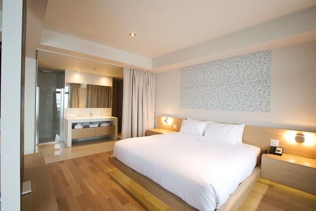 Junior Suite, 1 King Bed, Lake View