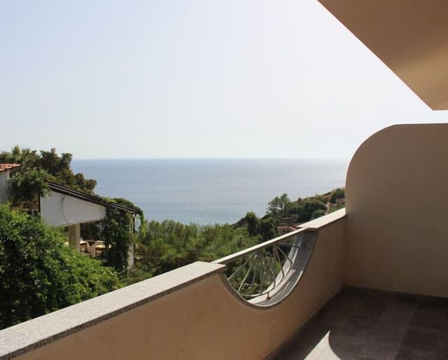 Room, Balcony