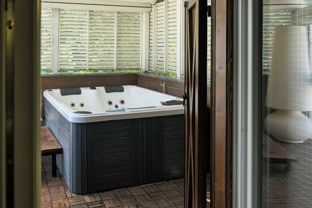 Exclusive Suite, Jetted Tub