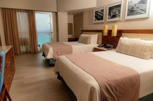 Habitación Doble Deluxe con vistas parciales al mar