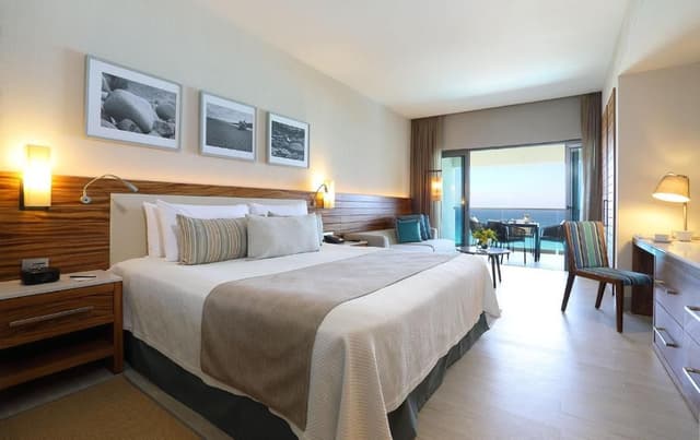 Habitación con cama extragrande y acceso directo a la piscina - Frente al mar - Solo adultos