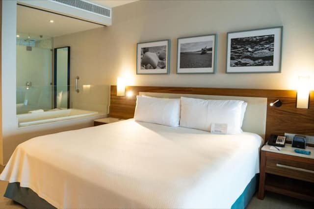 Habitación con cama extragrande y acceso directo a la piscina - Frente al mar - Solo adultos