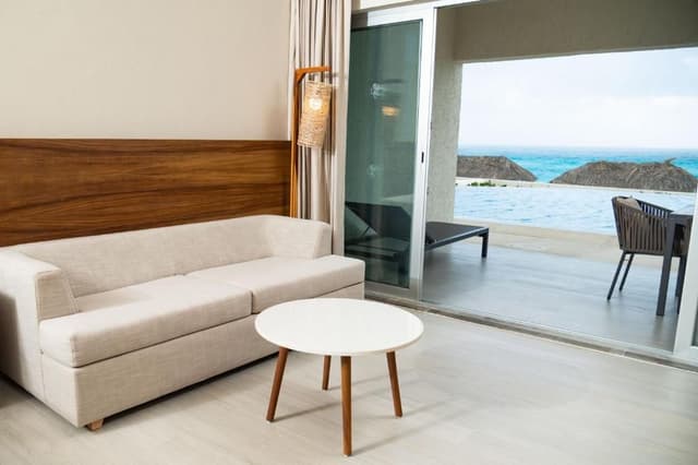 Habitación con cama extragrande y acceso directo a la piscina - Frente al mar - Solo adultos