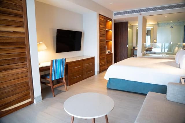 Habitación con cama extragrande y acceso directo a la piscina - Frente al mar - Solo adultos