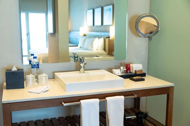 Habitación con cama extragrande y acceso directo a la piscina - Frente al mar - Solo adultos