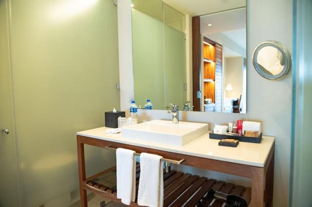 Habitación con cama extragrande y acceso directo a la piscina - Frente al mar - Solo adultos