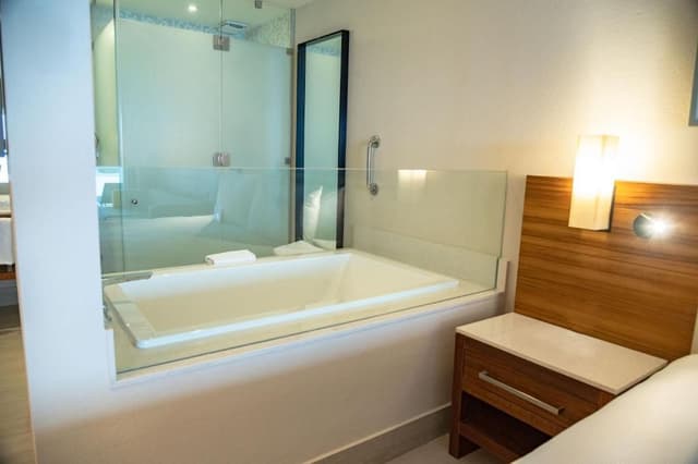 Habitación con cama extragrande y acceso directo a la piscina - Frente al mar - Solo adultos