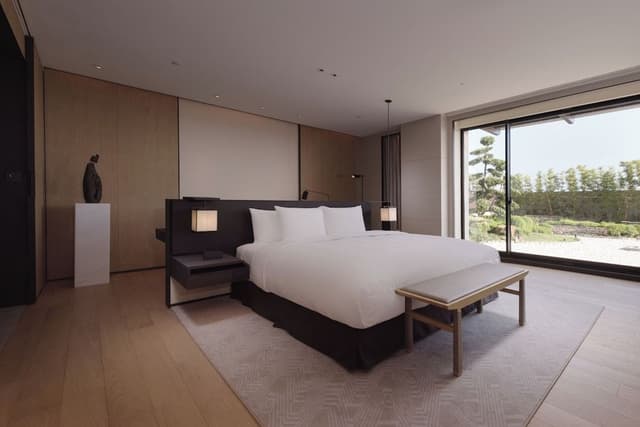 Suite, 1 King Bed (Garden)