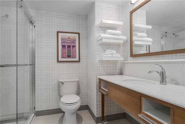 1 KING MICROWV/FRIDGE/WET BAR STUDIO SUITE NS