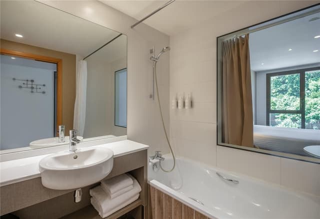 FAMILY CONNECTING ROOM