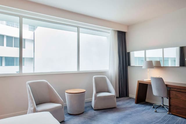 KING ACCESSIBLE EXEC ROOM