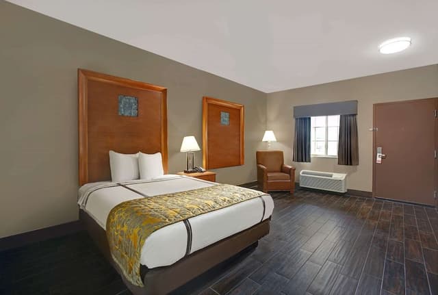 Standard Room, 1 Queen Bed, Non Smoking, Kitchenette