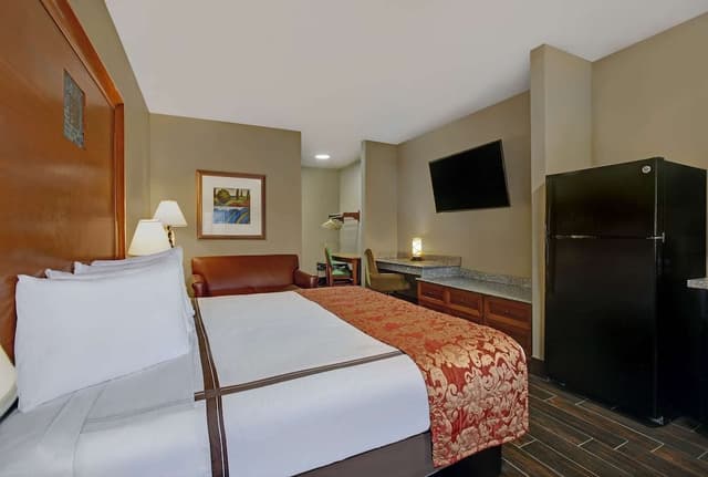 Standard Room, 1 King Bed, Non Smoking, Kitchenette
