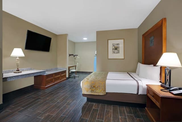 Standard Room, 1 Queen Bed, Non Smoking, Kitchenette