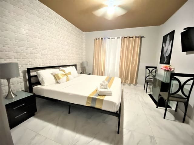 STANDARD QUEEN ROOM