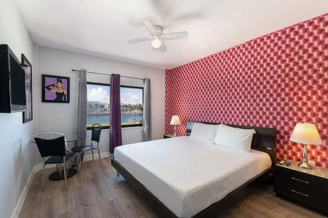 STANDARD QUEEN ROOM