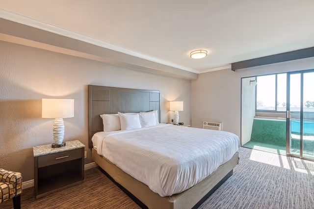 Deluxe Room, 1 King Bed, Non-Smoking, Fireplace, Balcony