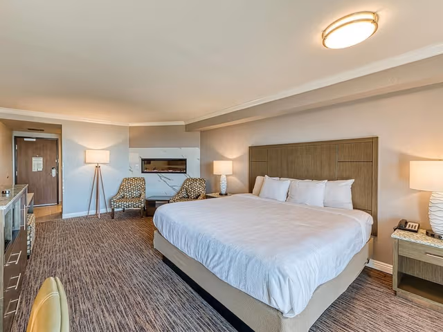 Deluxe Room, 1 King Bed, Non-Smoking, Fireplace, Balcony