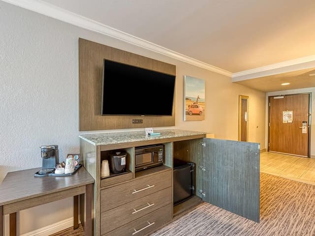 Standard Room, 1 King Bed, Accessible, Non Smoking (Accessible Tub)