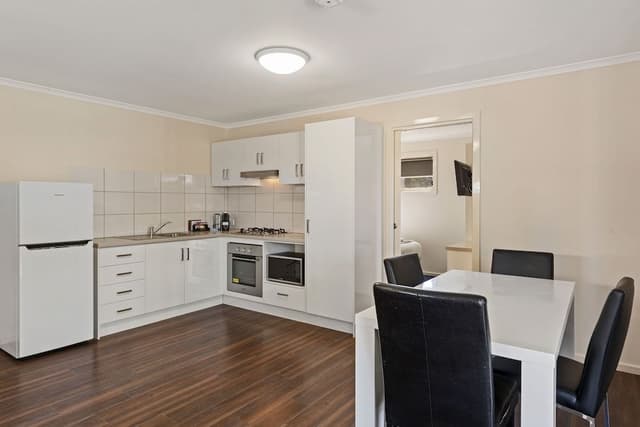 Deluxe 1 Bedroom Cabin - Sleeps 4