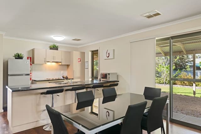 Deluxe 3 Bedroom House - Sleeps 6