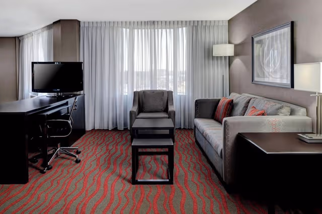 Room, 1 King Bed, Hearing Accessible (Accessible Bathtub)