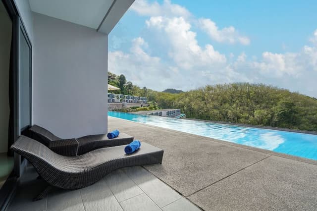 One Bedroom Suite Pool Access