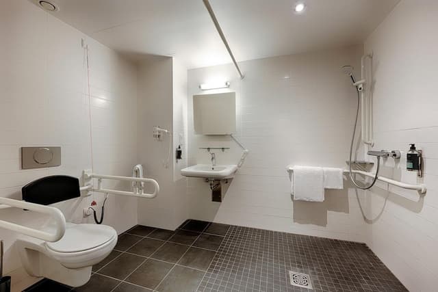 Double Room, Roll-in Shower