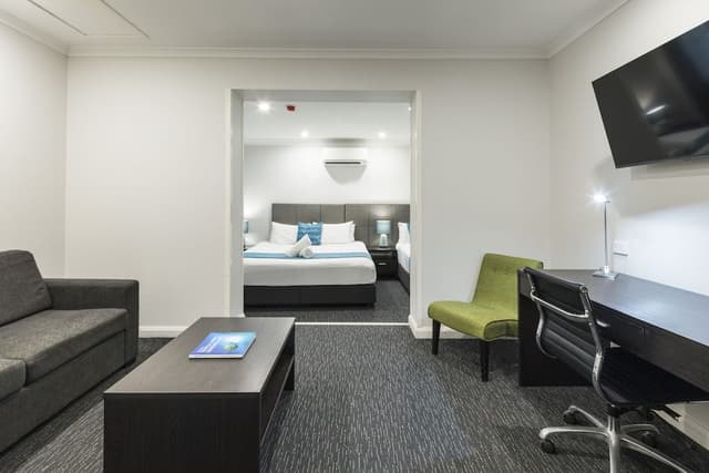 Deluxe Studio Suite, Multiple Beds